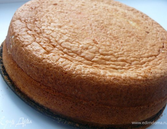 Поставить запекаться бисквит,сразу две формы,в разогретую до 200гр.духовку,затем через 5минут выпечки уменьшить температуру до 170 и оставить выпекаться до готовности,проверять готовность деревянной шпажкой,воткнув ее в центр выпечки,если шпажка сухая выходит значит бисквит готов.