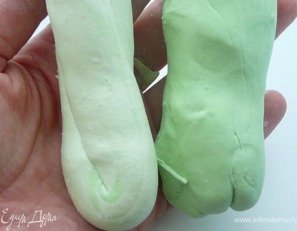 Подготовить мастику,сделать 5 цветов,светло-зеленый,темно-зеленый,белый,бледно-розовый и фиолетовый.Я краситель разбавляла капелькой воды,затем же этот жидкий краситель использовала для расплавления маршмелоу,фиолетового цвета я добилась смешав чуть синего с красным.Подробно о приготовлении мастики и ее окраске вы можете найти конечно же у Оксанки http://www.edimdoma.ru/users/66570,мой торт это результат прочтения ее замечательных рецептов тортов,единственное что я использовала бисквит по своему рецепту и очень хотелось Маскарпоне.