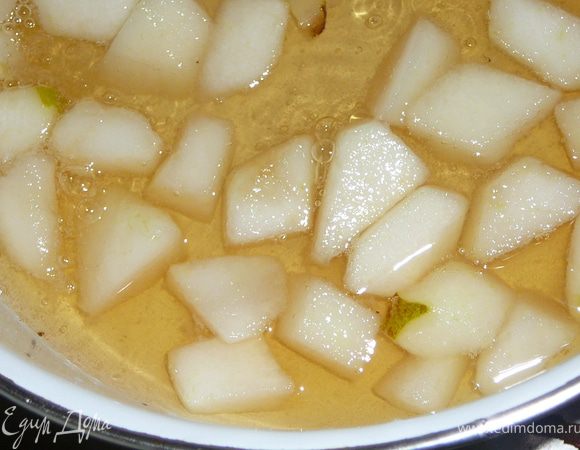 Приготовила сироп.Для этого сахар развела водой,грушу очистила нарезала на кубики,добавила ее к кипящему сиропу,так же в сироп влила немного белого вина,уварила немного сироп.Пропитала все коржи сиропом,кусочки грущи оставила для верхнего маленького бисквита.Берем форму в которой выпекался больший бисквит,бока формы покрыть пергаментом http://www.edimdoma.ru/recipes/28367 пошаговая фото №7.Уложить в нее одну половину большего бисквита,выложить на нее малину.