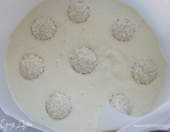 Выдить суфле на корж с малиной,аккуратно,сверху на суфле выложить конфетки"Рафаэлло"