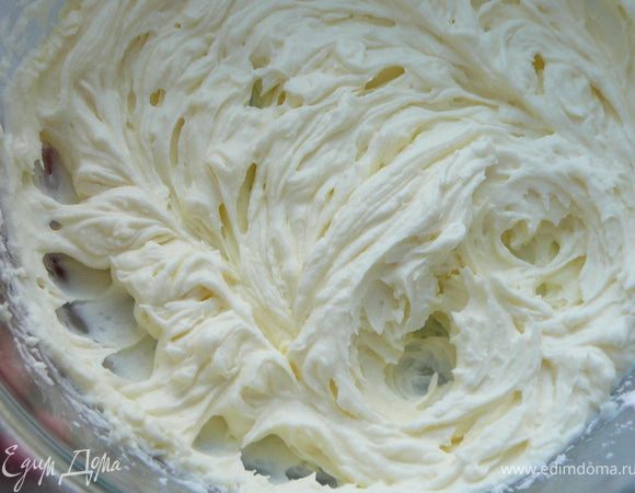 Маскарпоне взбить с сахарной пудрой,тонкой струйкой не переставая взбивать на малых оборотах влить оставшуюся часть желатина.