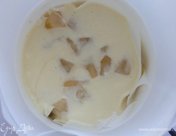 Так же поступить и с малым коржом,выложить в ту форму которой он выпекался,предварительно пропитав коржи сиропом,бока формы укутать пергаментом,выложить оодин корж,затем кусочки груши приваренной в сиропе,затем выложить маскарпоне,накрыть вторым коржом,пропитанным сиропом и отправить в холодильник на 5-6 часов или же на ночь.