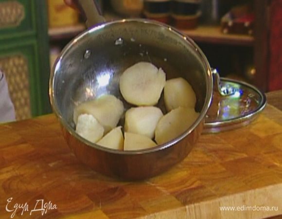 Картофель почистить и отварить в подсоленной воде, затем остудить.