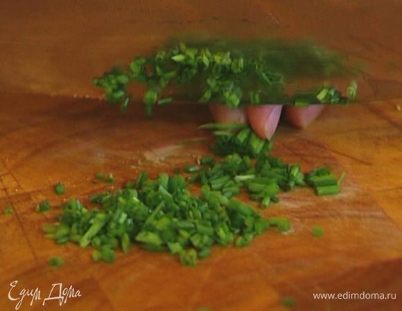 Шнитт-лук мелко порубить.