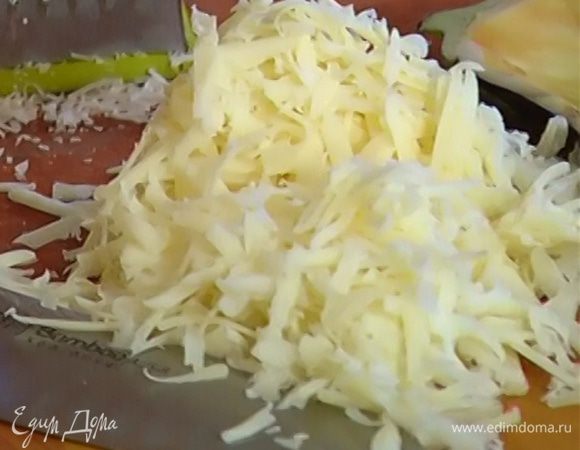 Сыр натереть на крупной терке.