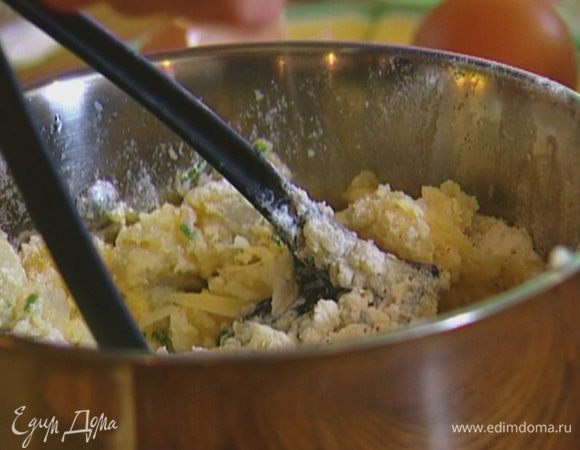 Приготовить тесто: в остывший картофель ввести желток и размять толкушкой, затем добавить сыр, большую часть измельченного шнитт-лука, 1 ст. ложку муки, поперчить и вымешать.