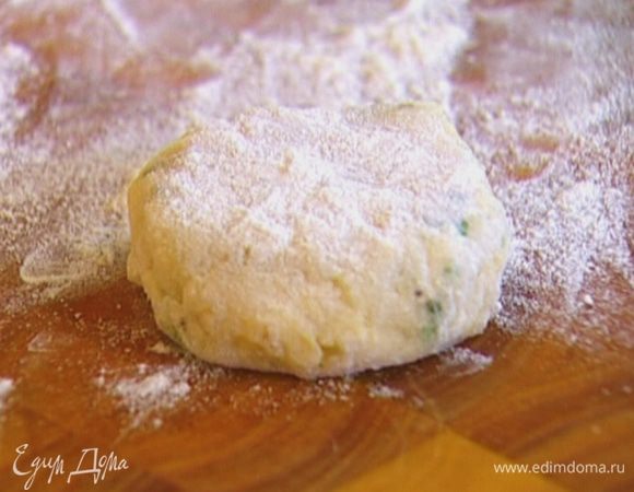 Оставшуюся муку насыпать на рабочую поверхность, сформировать биточки любого размера, обвалять со всех сторон в муке и, если есть время, поставить на 30 минут в холодильник или просто дать постоять несколько минут.