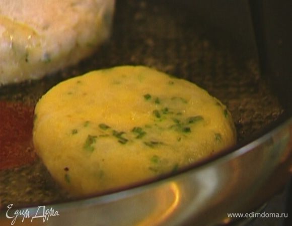 Разогреть в сковороде оливковое масло и обжаривать картофельные биточки по 3–4 минуты с каждой стороны до появления золотистой корочки. Затем выложить на бумажное полотенце, чтобы убрать излишки жира.