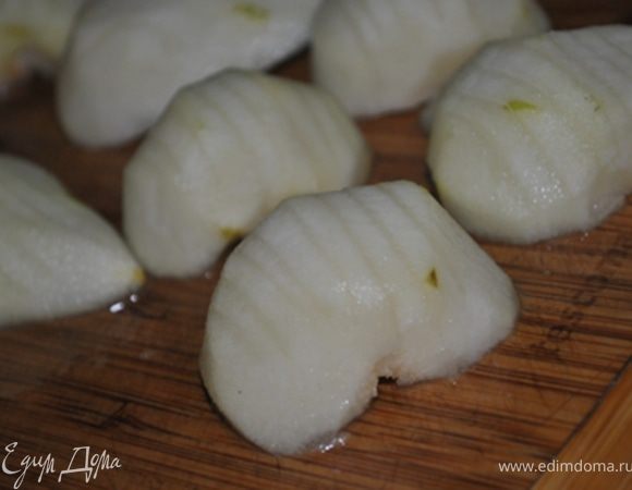 Груши очистить, разрезать вдоль пополам. вынуть сердцевину. На округлой части груши сделать вертикальные надрезы. Сложить груши одним слоем в кастрюлю, залить вином, довести до кипения и припускать на минимальном огне 5 минут. Охладить.