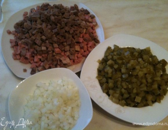 Мясные продукты, лук, огурцы порезать кубиками.