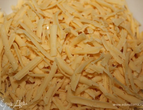 Натереть сыр на крупной терке.