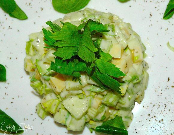 Теперь приготовим заправку для нашего салата. Возьмем натуральный йогурт, добавим соль, перец и желток пашот. Тщательно перемешиваем и заправляем наш салат. Прошло всего несколько минут, а первое блюдо нашего французского ужина уже готово. Берем большую тарелку, с помощью формы выкладываем в центр наш салат и украшаем листьями корна, сельдерея и прованскими травами. Этот салат прекрасно сочетается с белым вином!