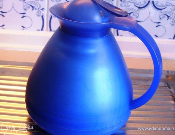 С вечера вскипятить молоко и перелить его в  Isokanne (термос), который оставить закрытым до утра.