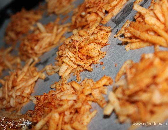 Духовку нагреть до 200 градусов. При помощи столовой ложки сырную массу выложить на противень, выстланной пергаментом. Выпекать 5 минут. 