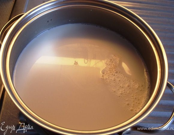 Утром перелить топлёное молоко в кастрюльку. Остудить до 40 градусов.