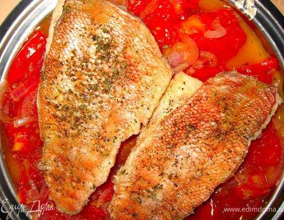 Филе морского окуня посолить, поперчить и посыпать прованскими травами. Теперь берем глубокую сковородку, добавляем в нее бульон и сок половины лимона. Затем выкладываем филе окуня шкуркой вверх, убавим огонь и готовим около 5 минут. После этого аккуратно выкладываем рыбу на блюдо поверх овощей.