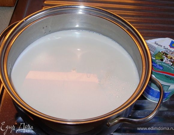 Взбить венчиком топлёное молоко и сметану.