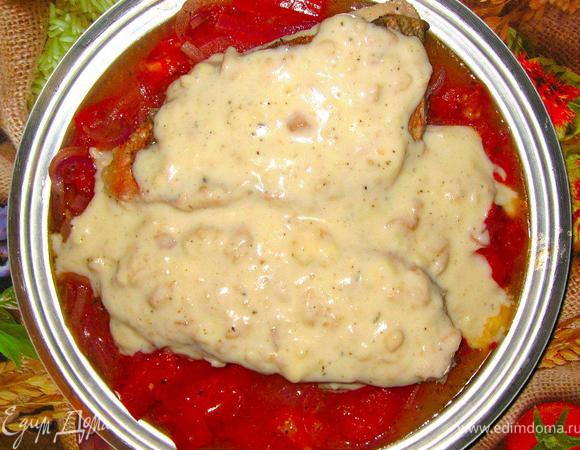 Из остатков бульона, в котором готовилась рыба, приготовим соус. Добавим 100г нежирных сливок и ложку муки, непрерывно мешаем, пока соус не станет густым. Осталось только полить этим соусом нашего окуня и подавать блюдо к столу. Сочетание нежной рыбы под соусом вместе с пикантной овощной основой – это очень вкусно!