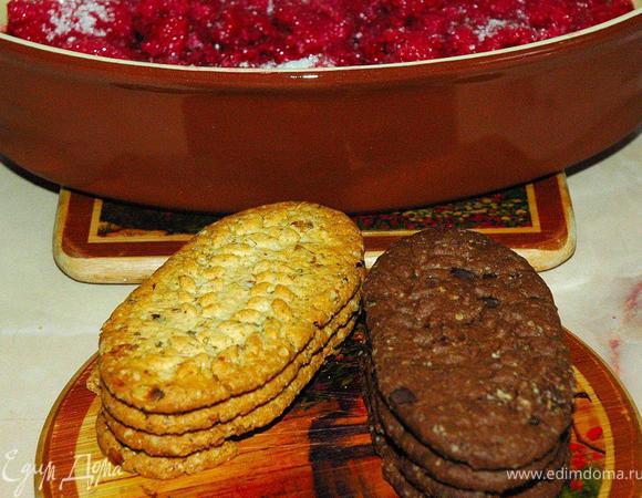 Остается приготовить десерт. Это совсем просто. В керамическую форму для выпечки положить замороженную малину. Сверху посыпать сахаром, затем измельчить песочное печенье двух видов и выложить его поверх формы.