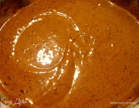 Для крема залить чернослив крепким чаем и проварить на медленном огне до размягчения ягод.Остудить,добавить сахарную пудру и измельчить в блендере.Полностью остывшее пюре взбить со сметаной.Если вы используете сметану меньшей жирности,то в крем лучше добавить желатина(10 гр х 100 мл воды). 