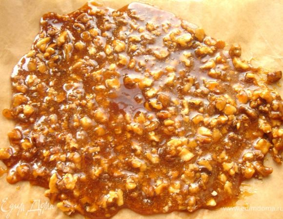 Основу разрезать на две или три коржа,смазать кремом и убрать в холодильник на 2-3 часа для пропитки,а затем разрезать на кусочки.Сверху пирожные можно посыпать тёртым шоколадом или карамелизированными орешками.Для этого измельчить 0,5 ст.орехов(лучше грецких)до средней крошки.Расплавить 0,5 ст.сахара на сковороде и засыпать в карамель кусочки орехов и хорошо перемешать.На лист пергамента выложить всю массу,разровнять.После остывания разбить карамель на кусочки(скалкой,молоточком или в блендере)и посыпать хрустящими орешками пирожные.Приятного аппетита!