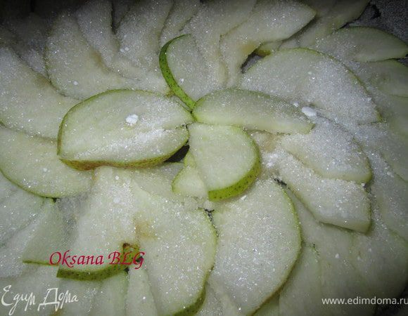 Грушу порезать кусочками, выложить на дно формы. Немного посыпать сахаром.