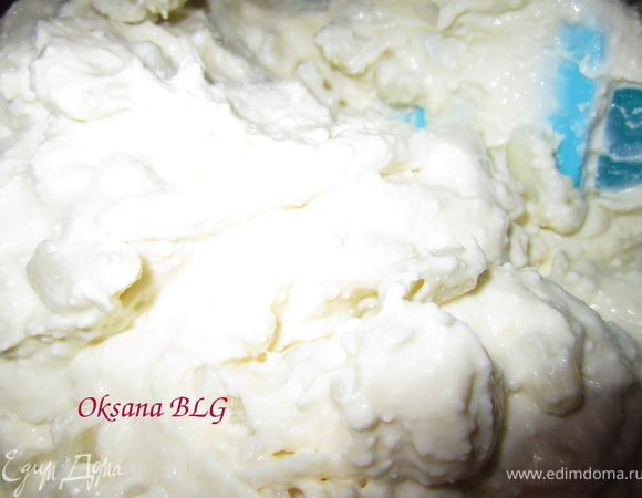 Творог добавить к вареным макаронам. Перемешать.