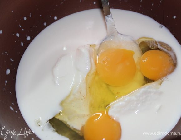 Соединить и перемешать творога, молоко и яйца.