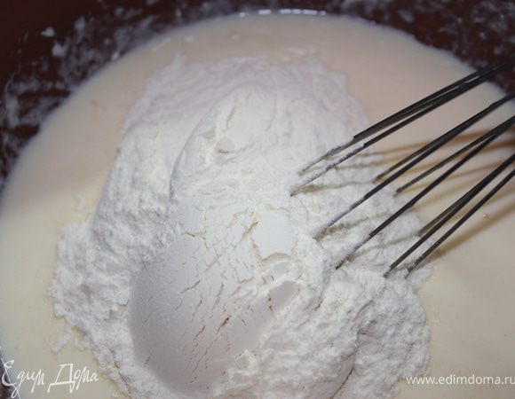 Добавить муку, ванильный сахар и соль. Перемешать.