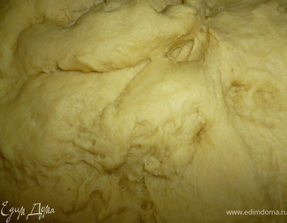 5.Добавляем понемножку остальную муку,ванильный сахар и теплое сливочное масло.Тесто хорошо вымешиваем(оно должно отставать от рук и стенок посуды).Накрываем пленкой и сверху укутывем полотенцем и оставляем на 1,5часа для подъема теста.