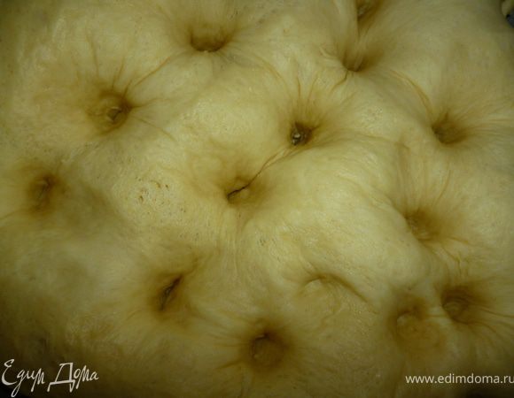 6.через полтора часа тесто обмять с боков и проткнуть в нескольких местах пальцем и дать еще раз подняться до исчезновения вмятин(30-40минут).