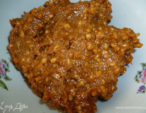 7 Готовим начинку:Орехи обжарить и измельчить скалкой(должны чувствоваться кусочки ореха) и смешать со сгущенкой.