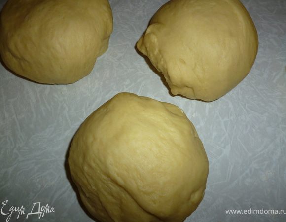 8.Из готового теста делаем шары величиной с крупное яблоко,выкладываем на стол,присыпанный мукой,накрываем салфеткой и через 10минут приступаем к формовке круассанов.