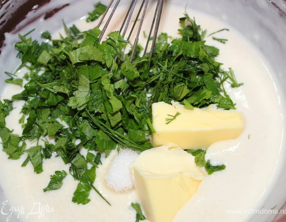 Добавить измельченную зелень и мягкое сливочное масло. Вымесить тесто для блинов. Можно оставить на 30 минут тесто отдохнуть, но у меня времени не было и сразу их начала выпекать.
