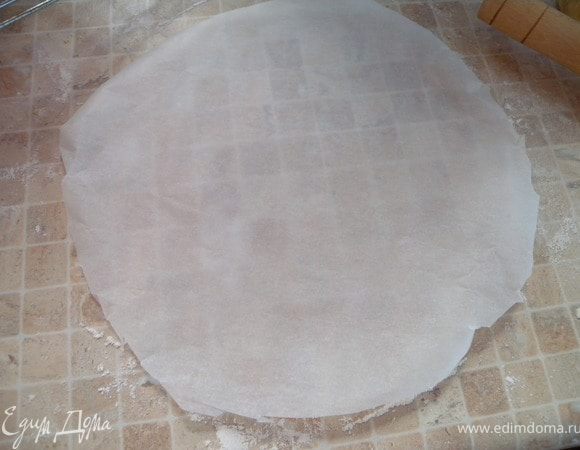 4. Если тяжело переносить тесто в форму можно раскатать его на бумаге для выпечки и перенести вместе с бумагой. Выпекаем все три коржа. 