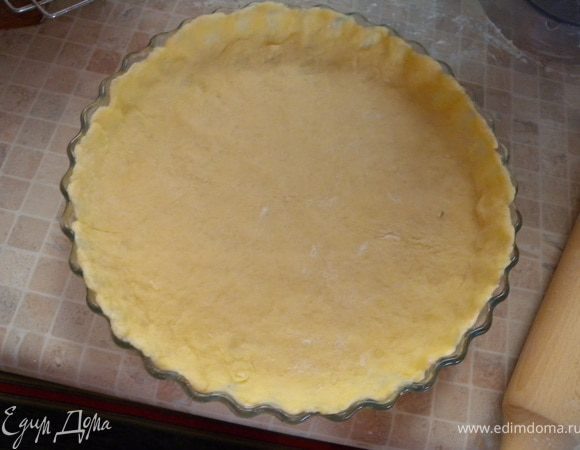 5. Берем тесто. которое мы отложили. Раскатываем и делаем основу торта. С бортиками, как для тарта. 