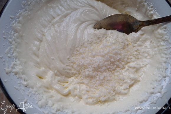 7. Взбить сметану с сахаром и ванильным сахаром. Добавить кокосовую стружку.