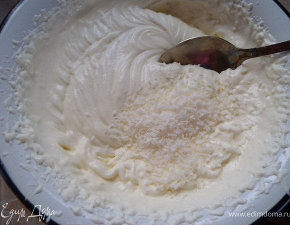 7. Взбить сметану с сахаром и ванильным сахаром. Добавить кокосовую стружку.