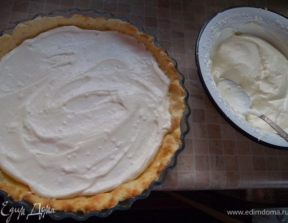 8. Собираем торт: в основной корж - крем (третью часть)...