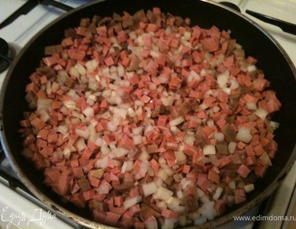 Мясные продукты и лук обжарить на сковородке минут 10.
