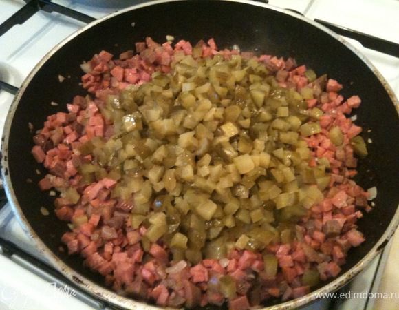 Добавить огурцы и продолжать обжаривать минут 5.