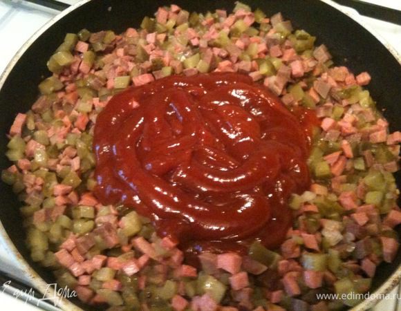 Добавить томатный соус или кетчуп.