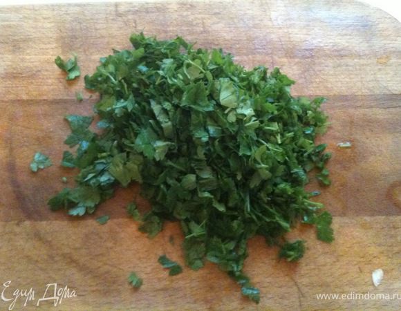 Зелень мелко порубить.