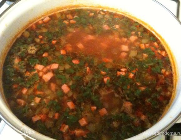 За 2 минуты до окончания времени добавить зелень, дать закипеть и выключить.
Подавать с ломтиками лимона!
Приятного аппетита!