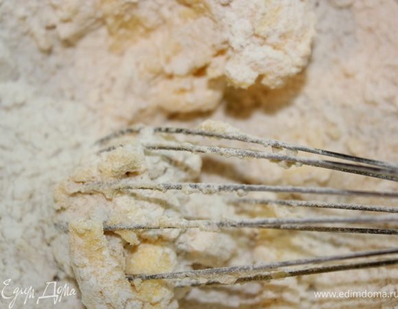 1/3 этой смеси добавляем в масляную смесь. 