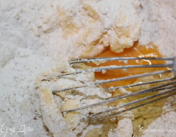 Добавляем яйцо. 