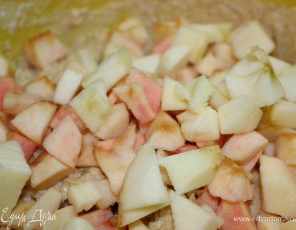 Добавляем яблоки,нарезанные кубиками.
