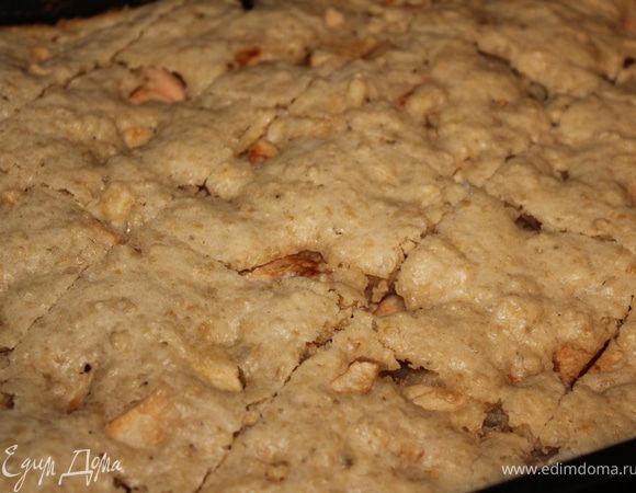 Вытаскиваем из духовки наш пирог, даем ему остыть и нарезаем порционно. Сверху можно присыпать какао)