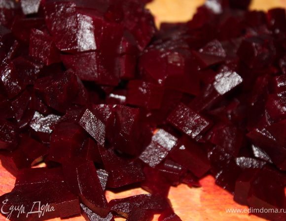 Свеклу почистить и порезать небольшими кубиками.
