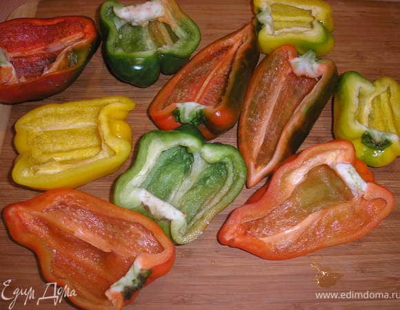 Перец моем, разрезаем на 2 половинки и чистим от семян.